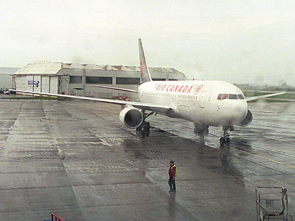 Air Canada B767-209ER - C-FUCL @ GLA (12 October 2001)