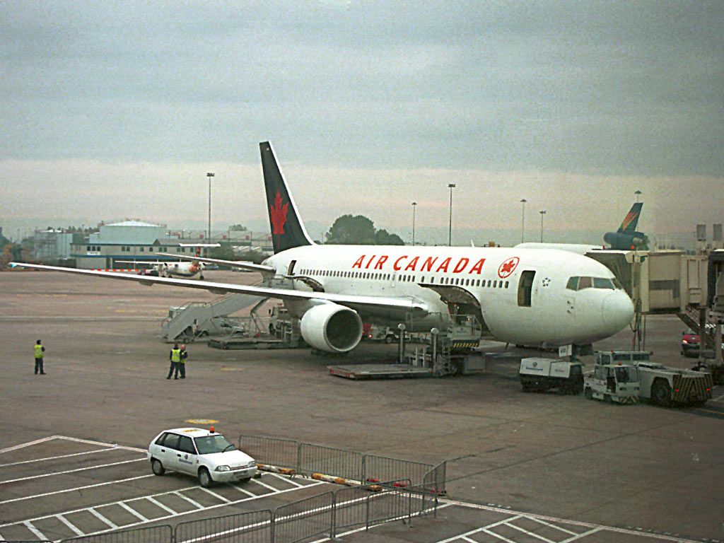 Air Canada B767-233 - C-GAVA @ MAN (21 October 2001)