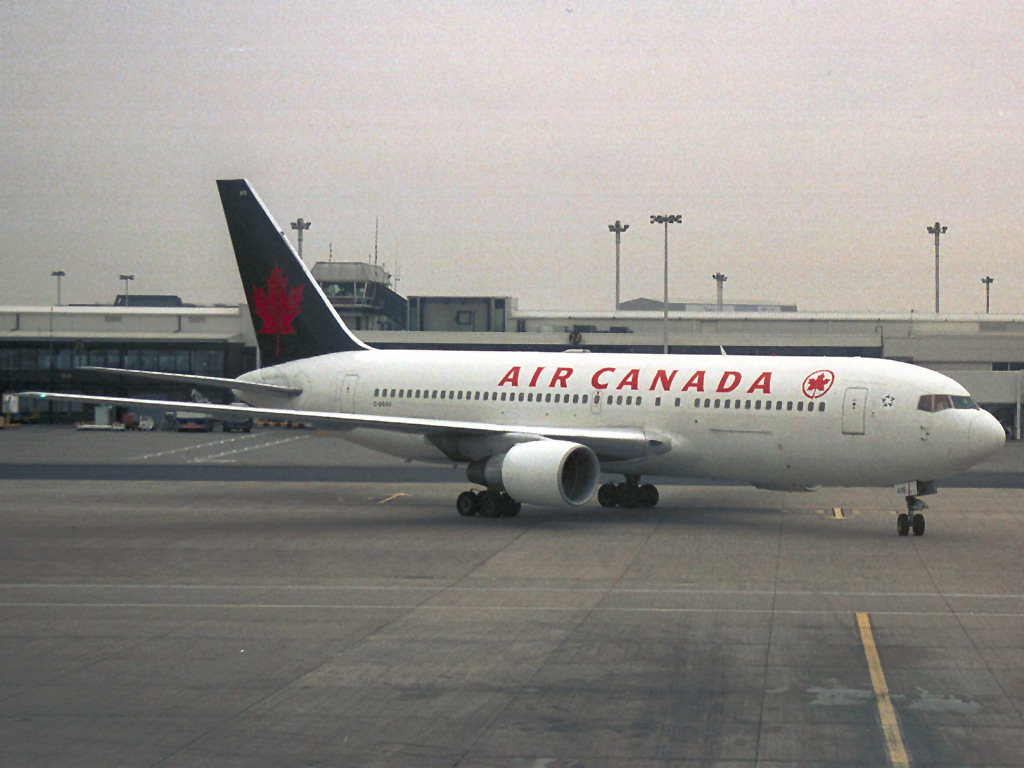 Air Canada B767-233ER - C-GDSU @ GLA (4 September 2002)