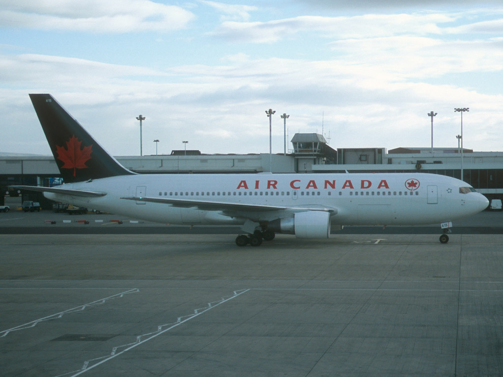Air Canada B767-233ER - C-GDSU @ GLA (4 October 2003)