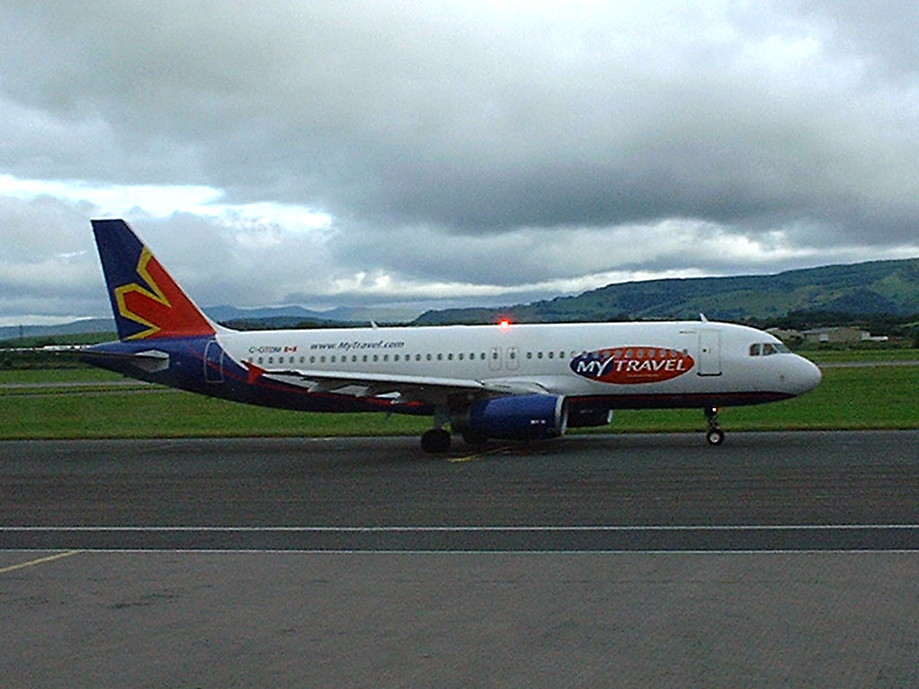 SkyService Airbus A320-231 - C-GTDM @ GLA (24 July 2002)