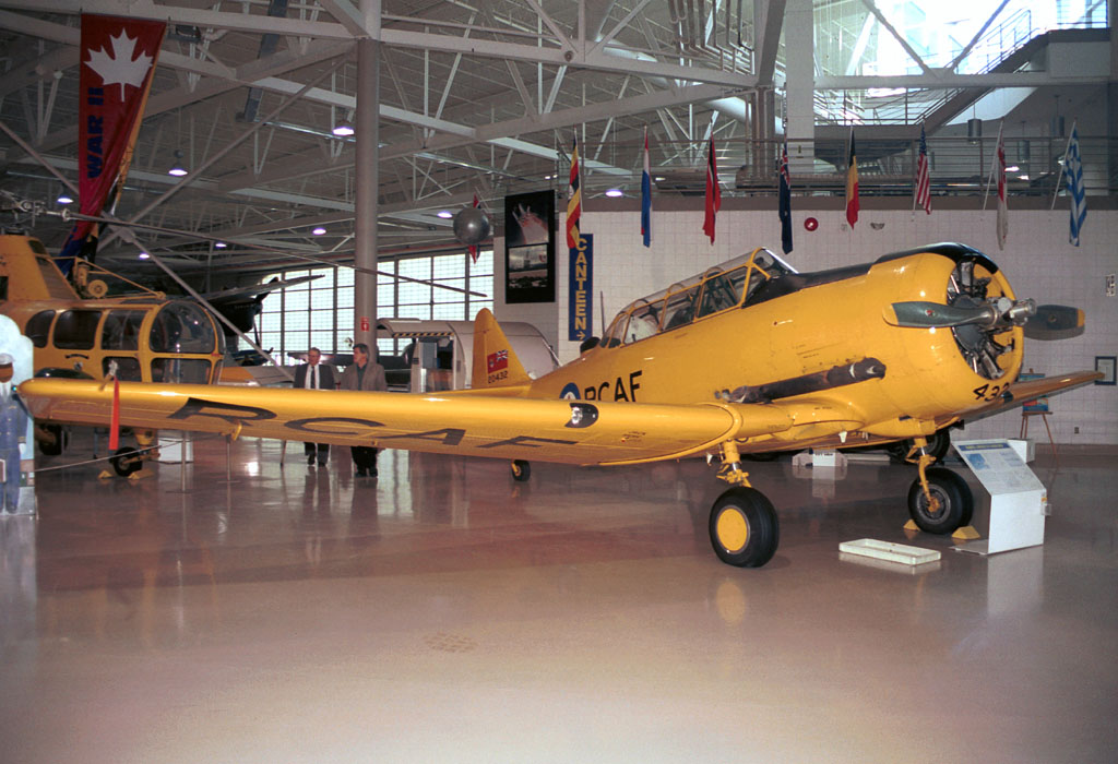 North American Harvard Mk IV - CF-HWU - #20432 @ YHM (7 October 2003)