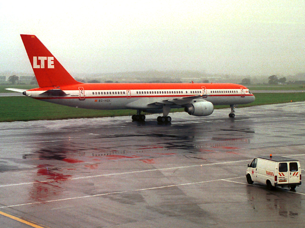 12 October 2001 (1056) EC-HQX LTE B757 taxiing @ GLA