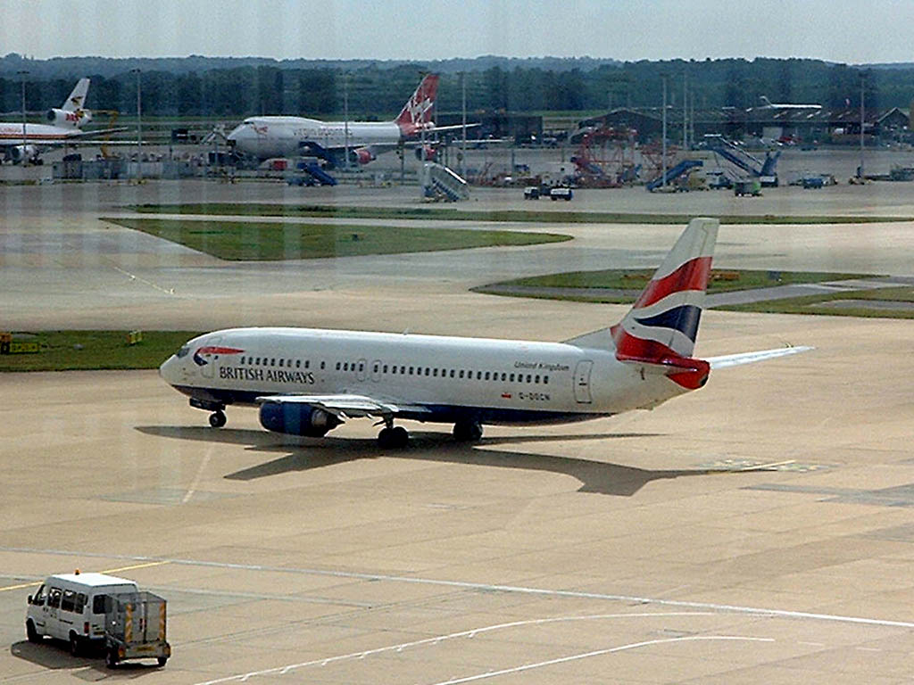 British Airways Boeing 737-436 - G-DOCN @ LGW (31 July 2003)