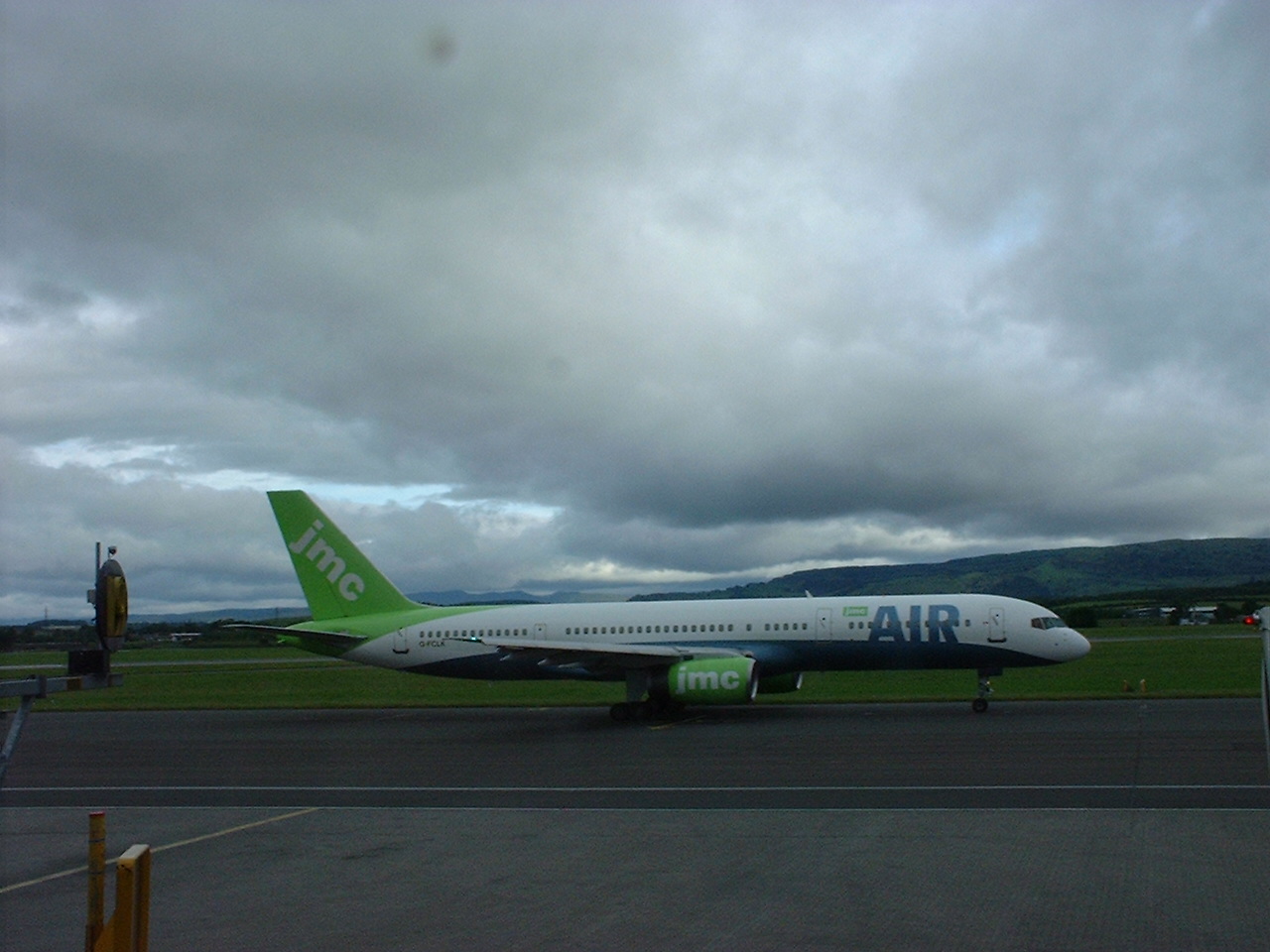 jmc Boeing 757-2Y0 - G-FCLK @ GLA (24 July 2002)