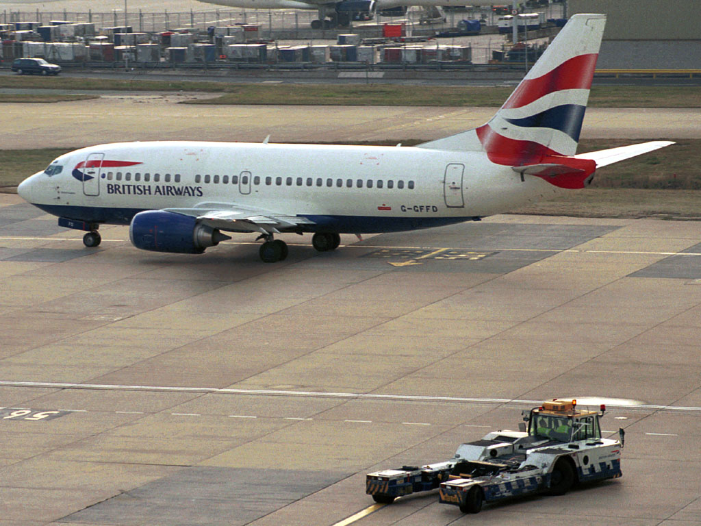 British Airways B737-59D - G-GFFD @ GLA (2 October 2003)