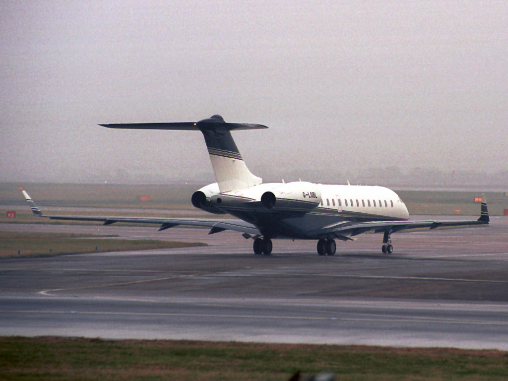 Bombardier Global Express - G-LOBL @ MAN (19 December 2003)