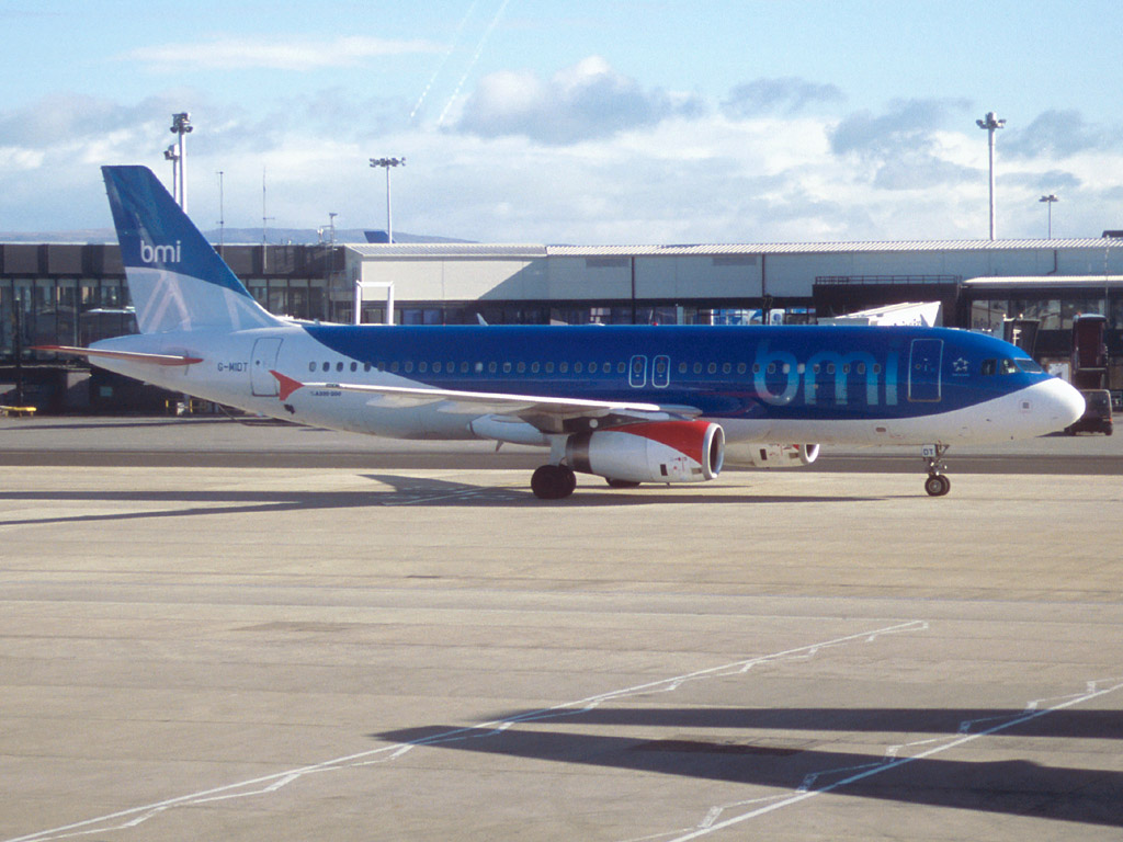 bmi British Midland Airbus A320-232 - G-MIDT @ GLA (4 October 2003)