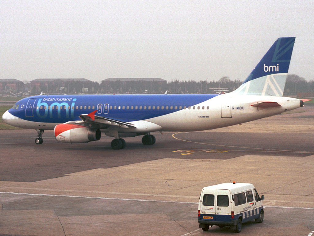 bmi British Midland Airbus A320-232 - G-MIDU @ LHR (28 March 2003)
