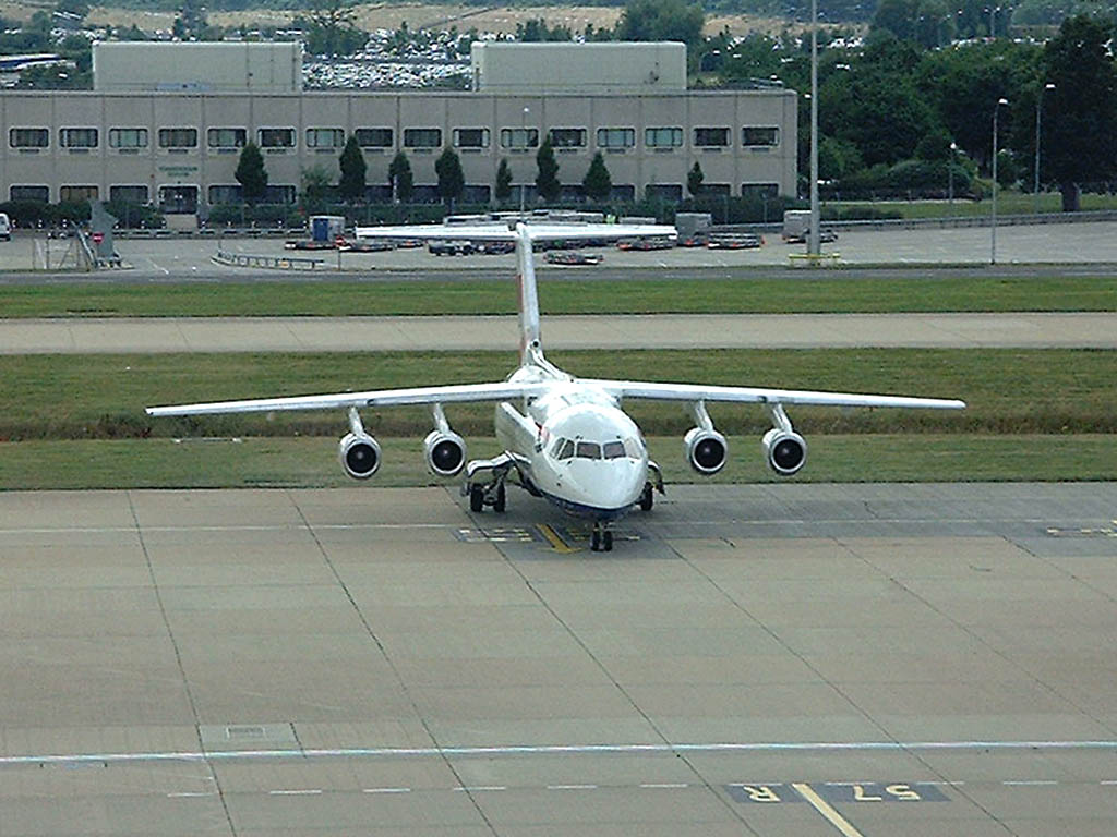 BA Citiepress BAe 146-200 - G-MIMA @ LGW (31 July 2003)