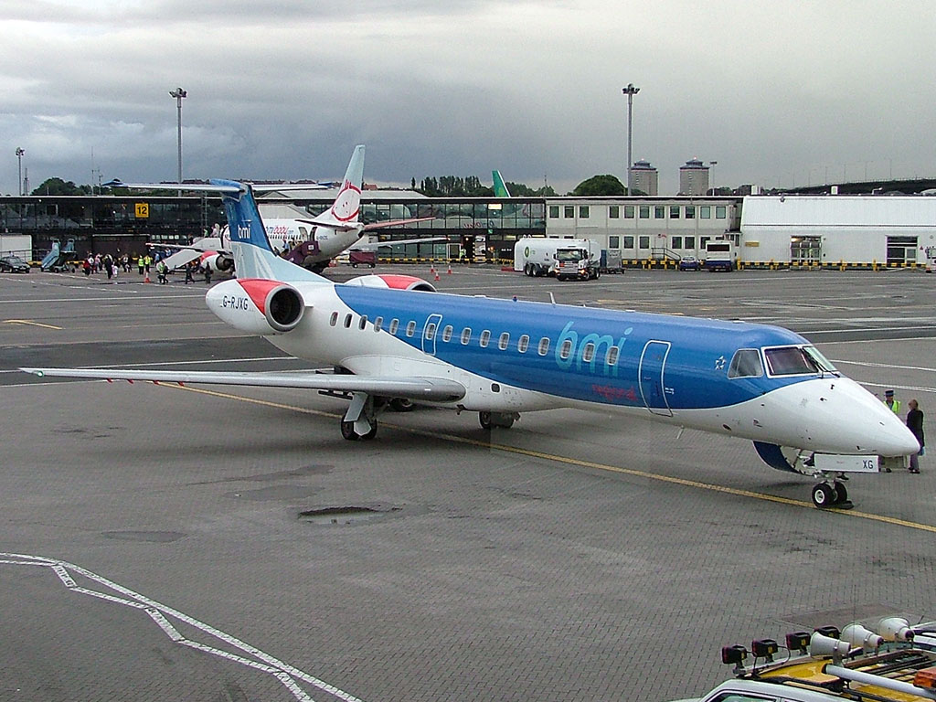 19 August 2004 (1930) bmi G-RJXG unloading at GLA