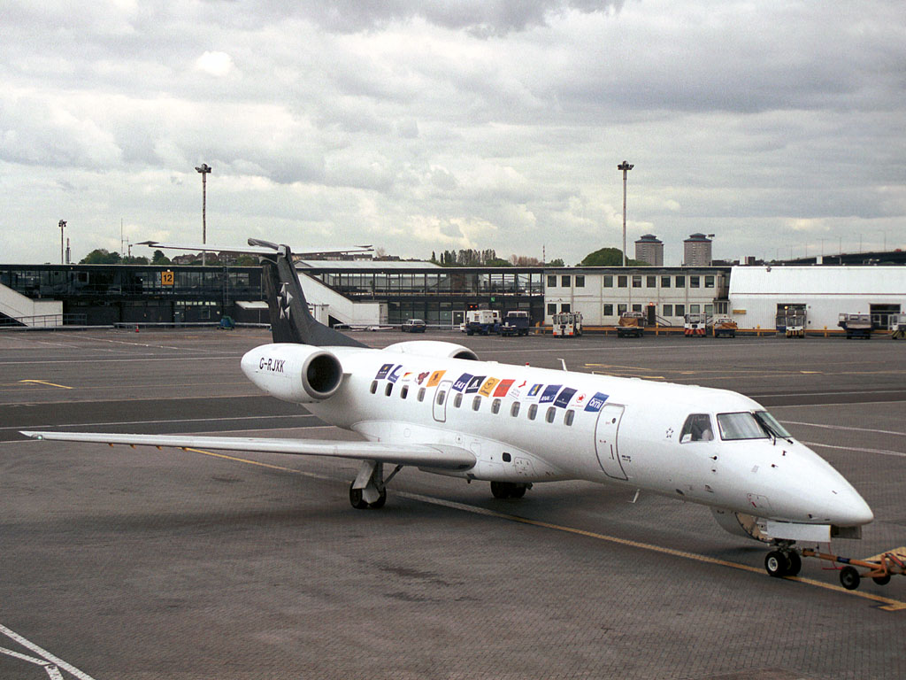 4 September 2002 (0946) bmi British Midland G-RJXK taxiing to runway 05 from Stand 24 for a morning departue from Glasgow