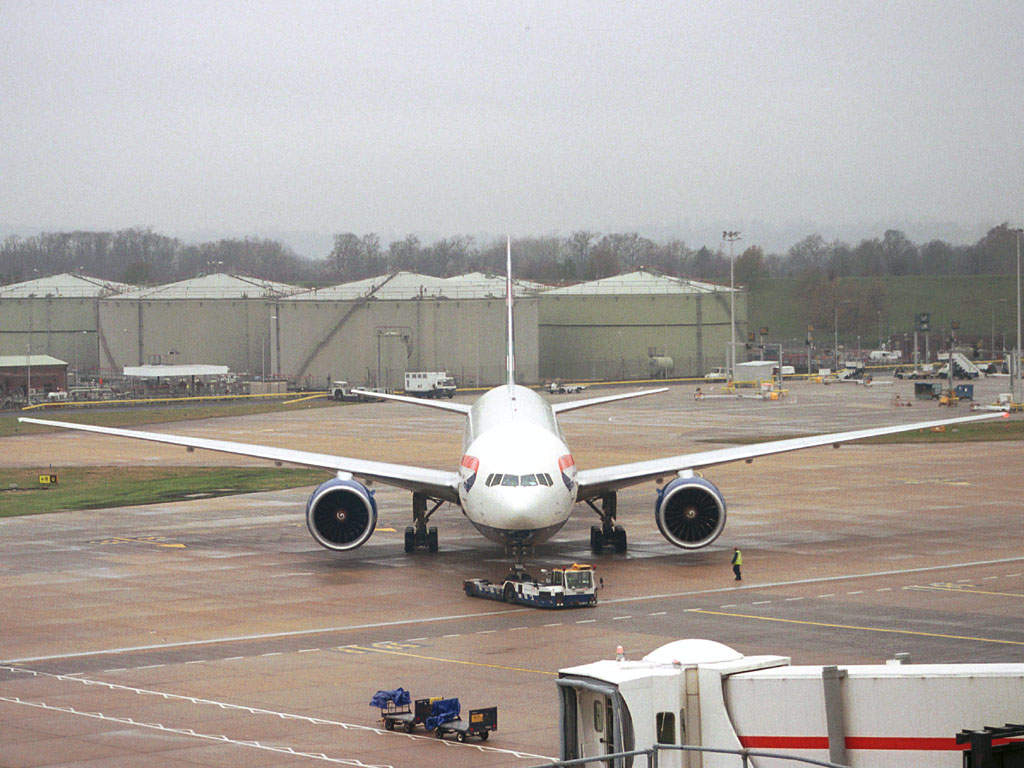 G-VIIR British Airways Boeing 777-236ER @ LGW (3 December 2003)