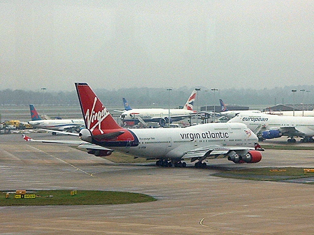 G-VROM Virgin Atlantic Boeing 747-443 @ LGW (3 December 2003)
