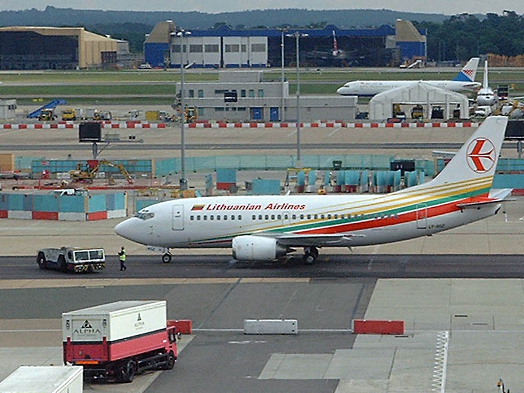 Lithuanian Airlines Boeing 737-524 - LY-AGZ @ LGW (31 July 2003)