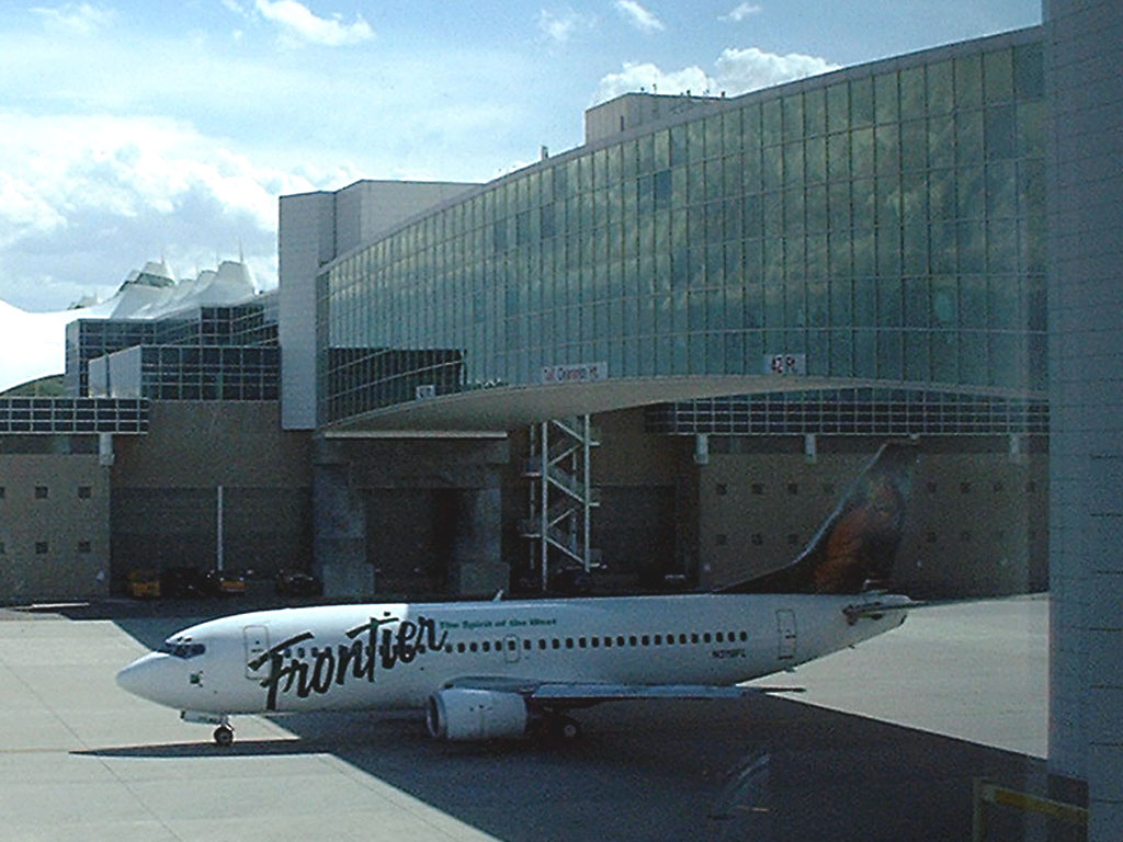 N319FL Frontier Airlines Boeing 737-3Q8 @ DEN (2 May 2002)