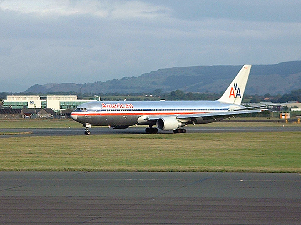 25 September 2003 (0825) N355AA American Airlines B767-323ER taxiing off runway 23 @ GLA