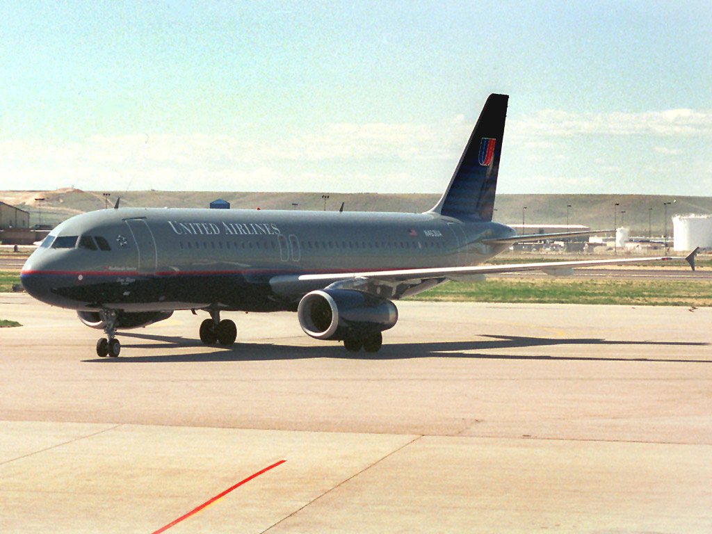 2 May 2002 (1122) N463UA United Airbus A320-232 taxiing onto Gate 11 @ BOI