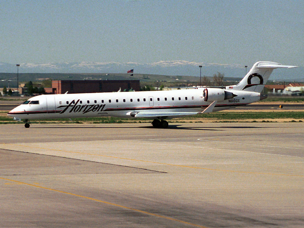 2 May 2002 (1055) N610QX Horizon CRJ-700 taxiing out to Runway 28R @ BOI