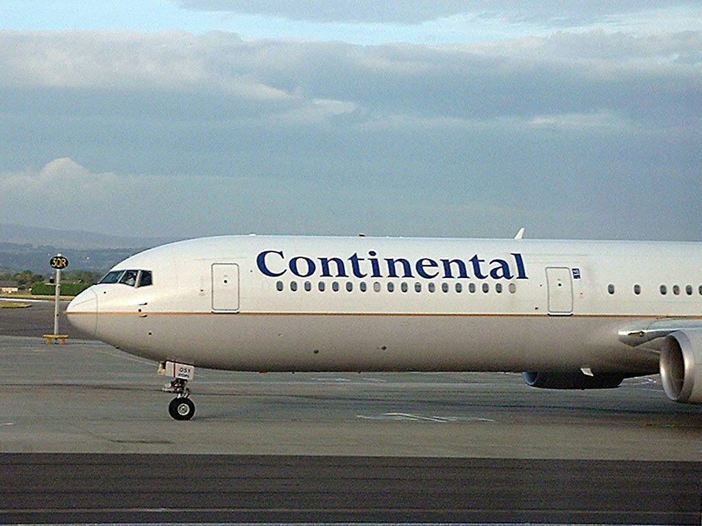 25 September 2003 (0812) N66051 Continental B767-424ER taxiing towards Stand 29 @ GLA