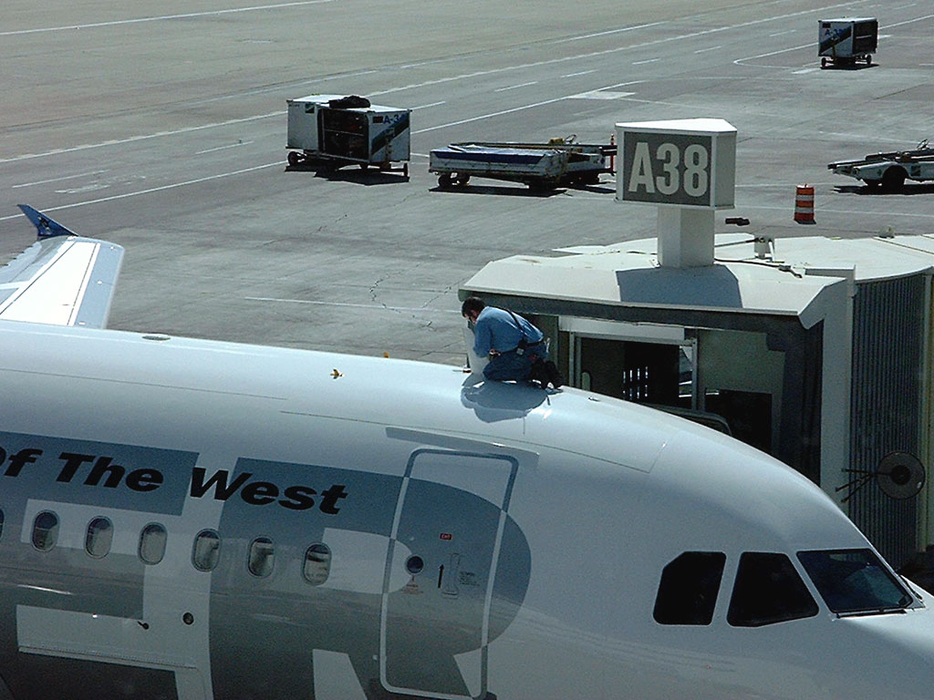 N903FR Frontier Airlines Airbus A319-111 @ DEN (2 May 2002)