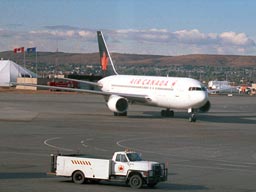 AC B767 C-GAUU taxiing towards Gate A14, Calgary on 15 October 1999