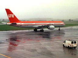 12 October 2001 (1056) EC-HQX LTE B757 taxiing @ GLA