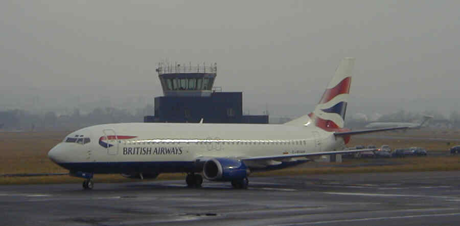 28 March 2001 (0935) G-BUHK BA B737-4Q8 arriving at GLA from LGW