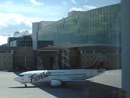 Frontier B737 N319FL @ DEN  (2 May 2002)