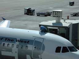 Working on top of Frontier A319 N903FR @ DEN  (2 May 2002)