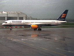 12 October 2001 (1052) TF-FIH Icelandair B757 coming onto Stand 32 @ GLA